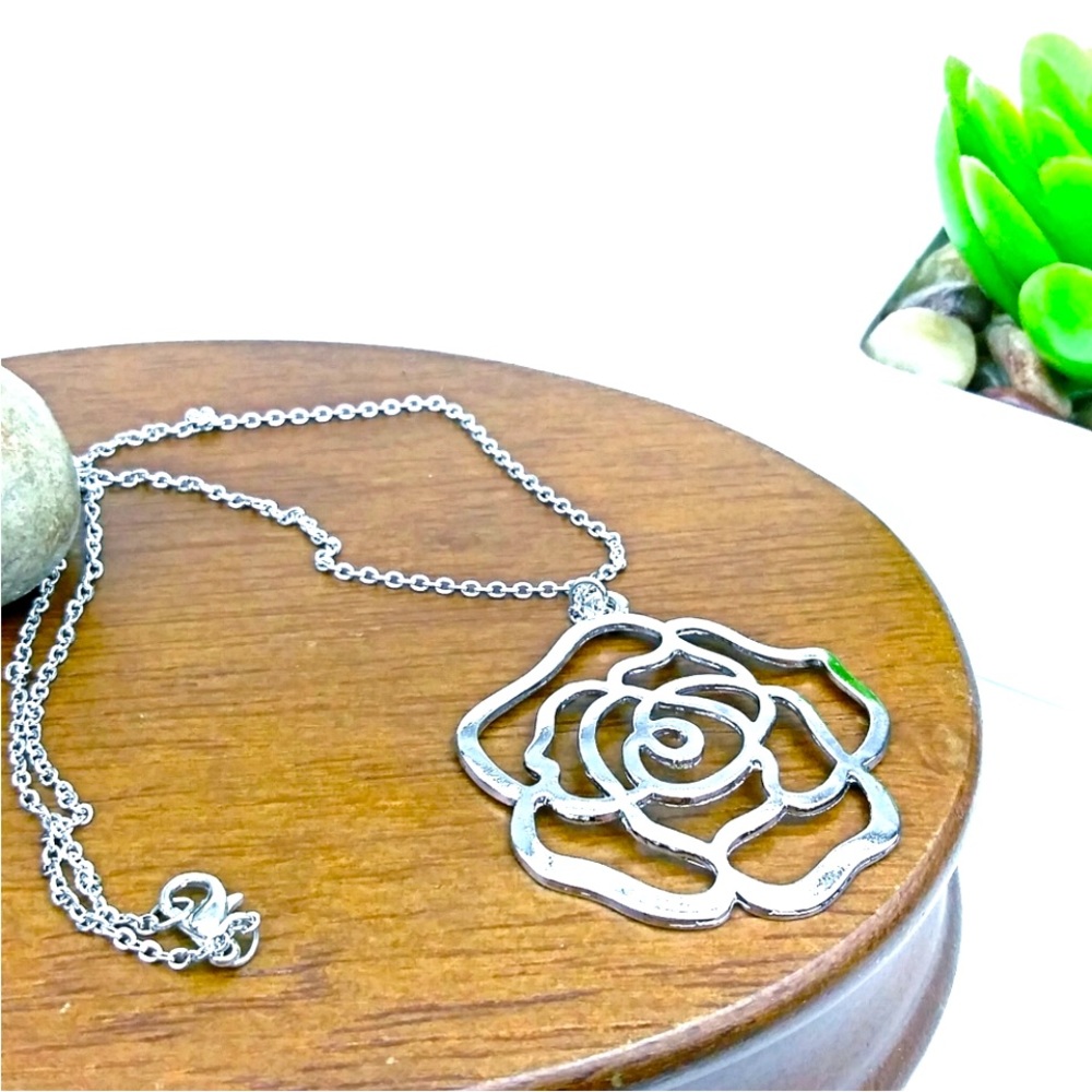 FLOWER CHARM WITH SILVER CHAIN